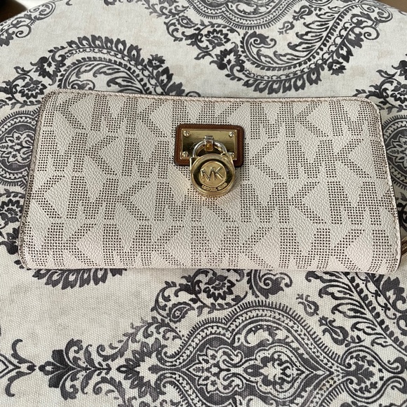 Woman’s wallets - Picture 1 of 4